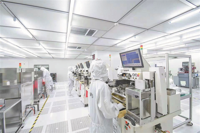 電子凈化潔凈車(chē)間的圖片