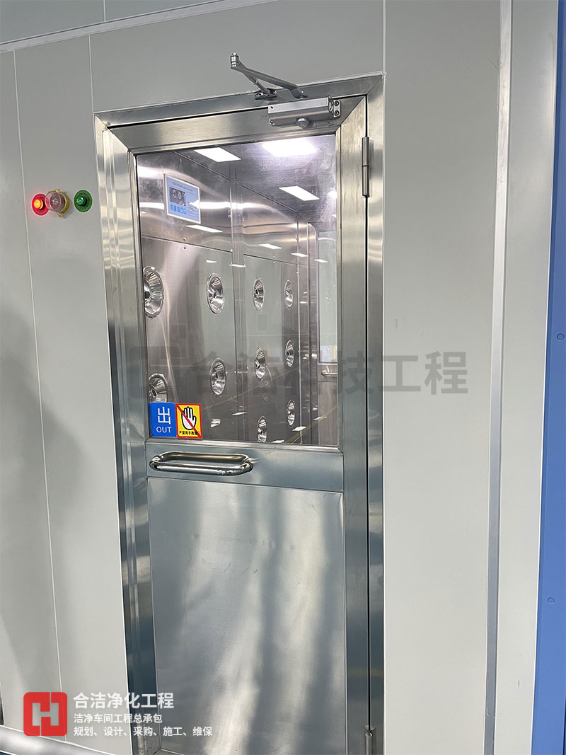 電子凈化車間風(fēng)淋室的圖片 電子凈化車間風(fēng)淋室的圖片